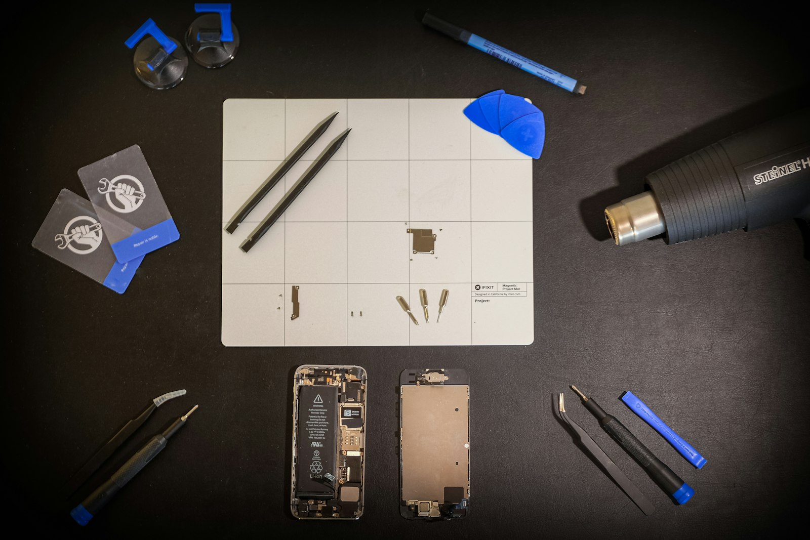 Vue zénithale d'un établi de réparation, outils alignés.